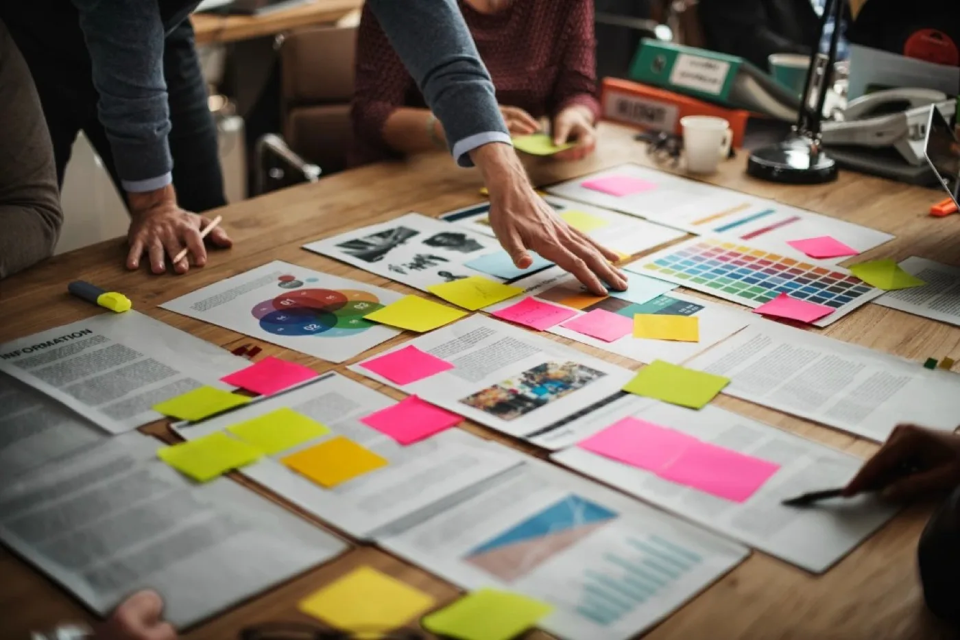Team arbeitet gemeinsam an einer Marketing-Strategie mit Diagrammen und farbigen Haftnotizen