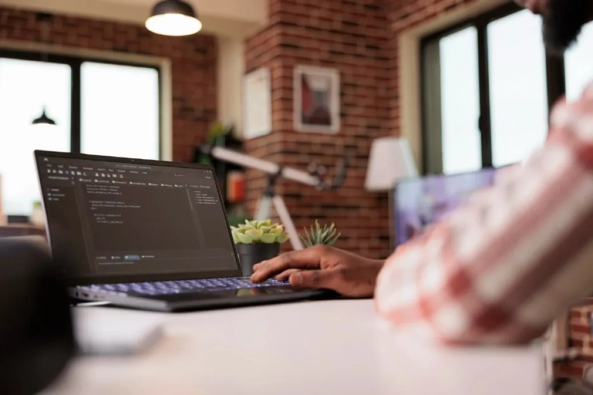 Webentwickler programmiert eine Website auf einem Laptop — technische Qualität auch bei kleineren Projekten