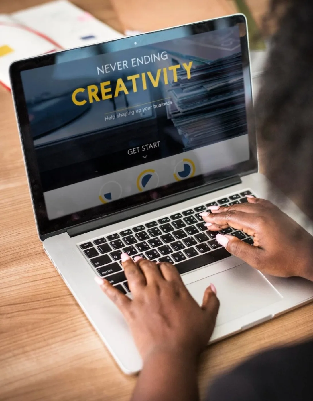 Person arbeitet an einer professionellen Website auf einem Laptop — Beispiel für einen modernen KMU-Webauftritt