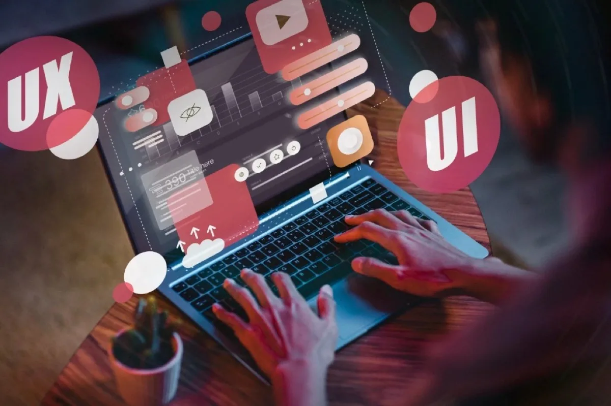 Webdesigner arbeitet an UX- und UI-Elementen auf einem Laptop für eine mobileoptimierte Website
