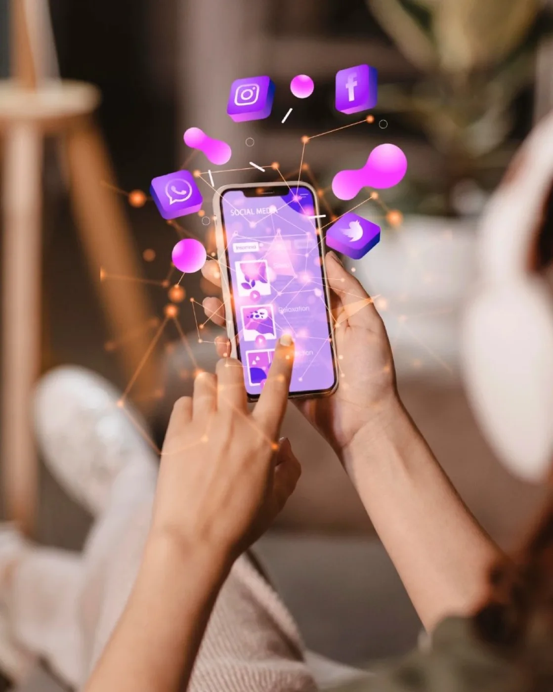 Persona con cuffie che tiene uno smartphone, con icone dei social media ed elementi digitali visibili sopra di esso