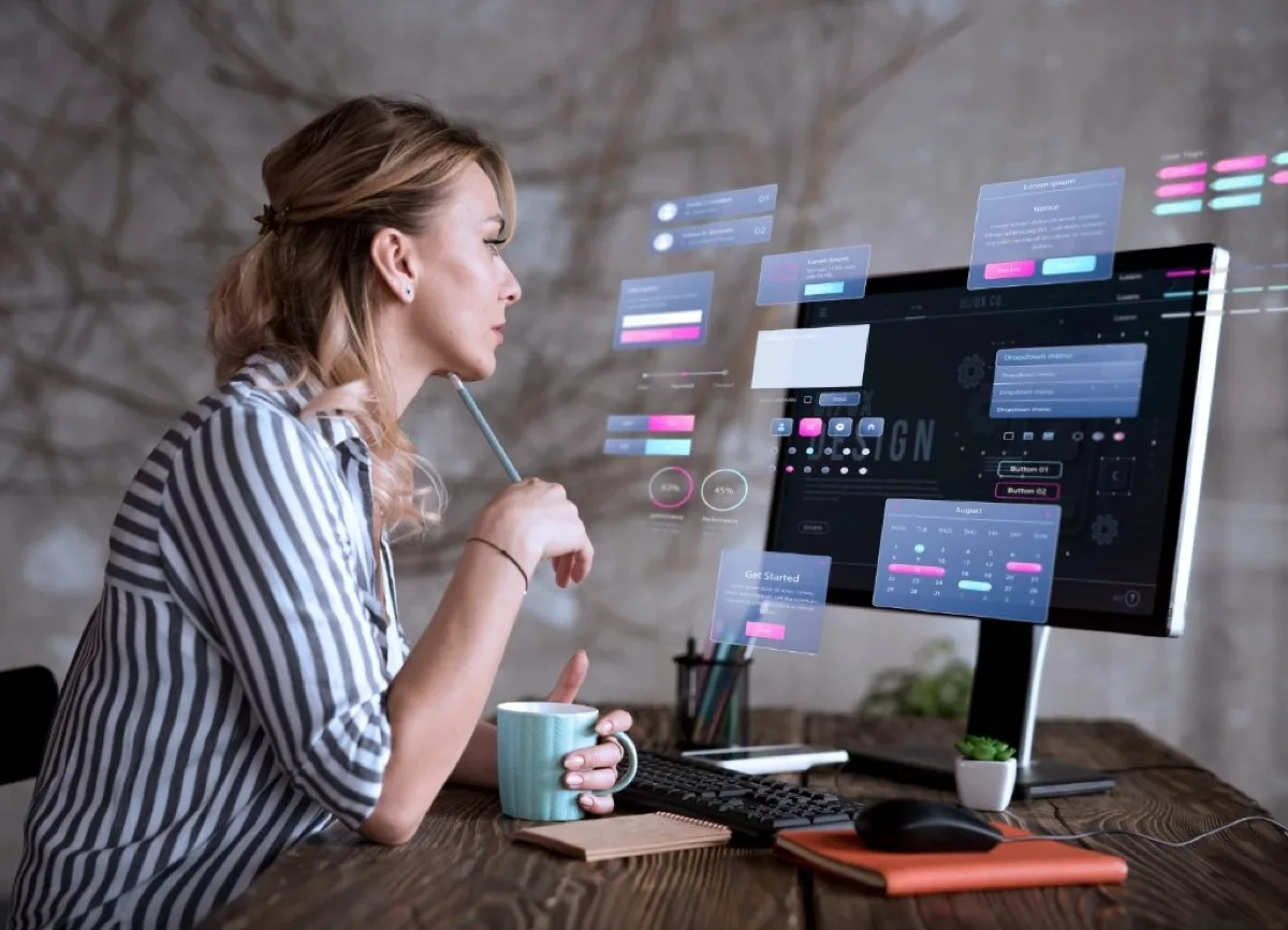 Webdesignerin plant UI- und UX-Elemente für eine professionelle Website am Arbeitsplatz